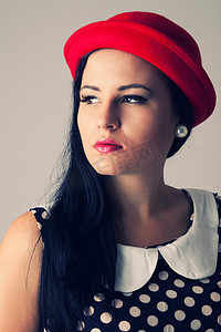 沮丧摄影照片_戴着红帽子的年轻女子若有所思