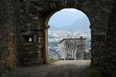 俯瞰现代城市的古老防御堡垒的拱门。
