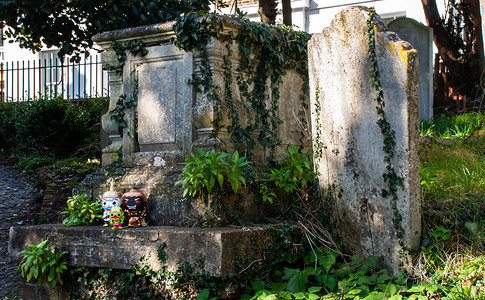 罗波那、女巨人和哈努曼站在墓地的墓碑上。