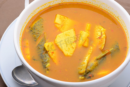 泰国食物名称鱼和油煎的椰子射击酸汤