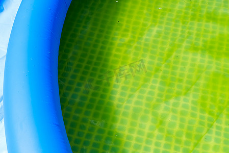 室外充气泳池有除藻和消毒水，需要清洗。
