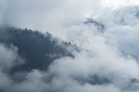 印度北锡金雾中的山峰