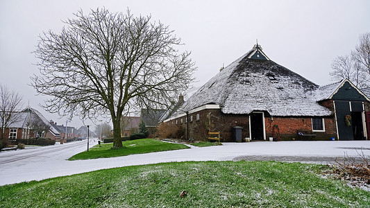 荷兰乡村冬季传统的雪地农舍