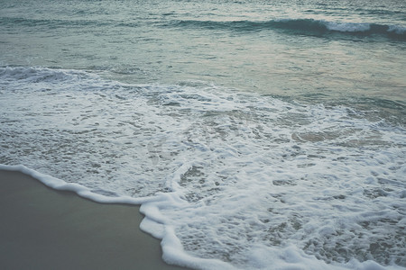电影复古淡化海洋海浪海滩夏季背景景观度假的色调。