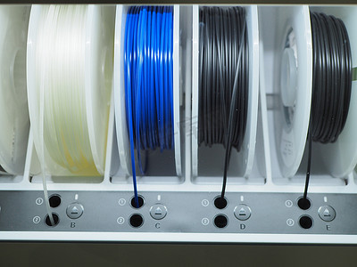 2020 年 2 月 12 日意大利都灵 3d 打印机上安装的多色热塑性长丝线轴