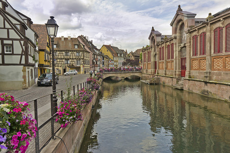 法式建筑摄影照片_科尔马，旧城运河景观，法国