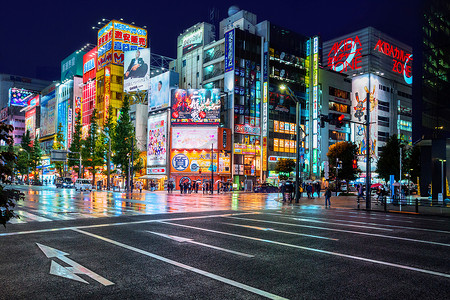 日本东京雨夜秋叶原建筑物上的霓虹灯和广告牌广告