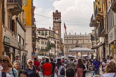 维罗纳的 Piazza delle Erbe 广场挤满了步行的人 2