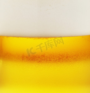 瓶饮料摄影照片_作为背景的啤酒杯