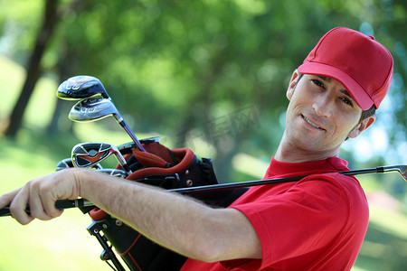 高尔夫球手将球杆扛在肩上。