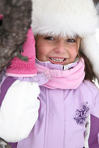 快乐的小女孩在雪地里玩耍