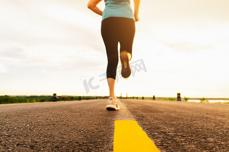 马拉松日落训练中跑在路上的运动员