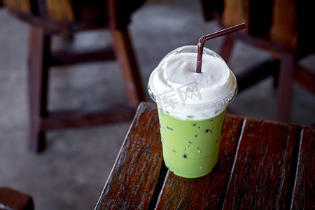 塑料杯中加奶泡的冰绿茶或抹茶拿铁