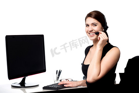 女性主管​​通过电话协助客户