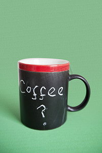彩色背景上带有文字的咖啡杯特写