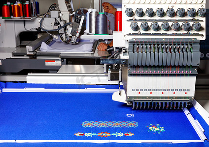 在工作中使用多色线的工业刺绣机，特写，复制空间。
