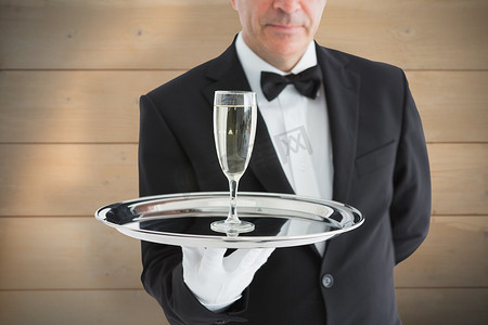 高级木板摄影照片_穿西装的男子用香槟盛杯的合成图像