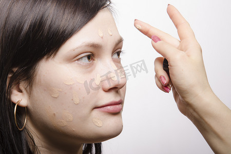 化妆师在模特脸上打粉底