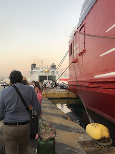 Pireas，希腊 等待登上商船的乘客。