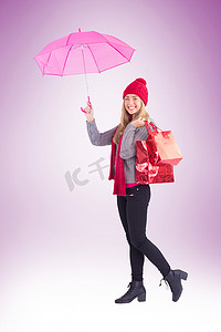 拿着雨伞和袋子的节日金发女郎