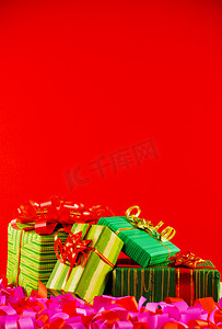 红色背景下带礼物的包装盒