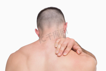 颈部疼痛的赤膊男子的后视图