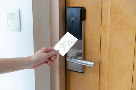 门禁控制-女人手拿着白色模型钥匙卡 t