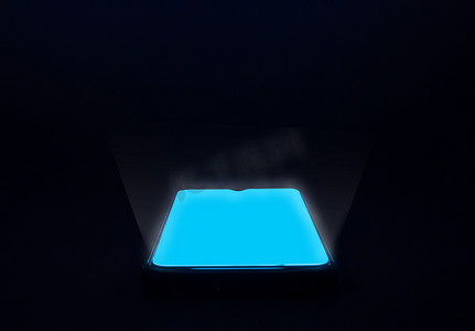 深黑色背景上带有空白蓝屏的手机。