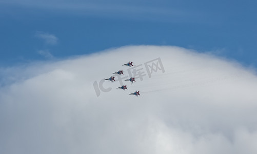 航战斗机摄影照片_MIG-29 喷气式战斗机中队在航展期间飞行