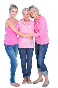 穿着粉红色上衣和丝带治疗乳腺癌的快乐女性