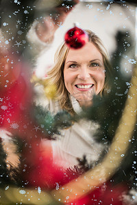 圣诞树上节日金发女郎挂饰的合成图像