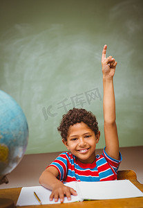 小男孩在教室里举手