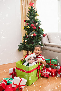 鼠弟摄影照片_可爱男孩和​​小弟弟在圣诞节的合成图像