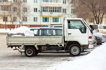 白色卡车与雪