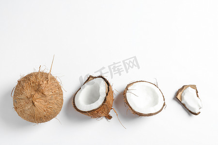 两个椰子，其中一个在白色背景中分裂