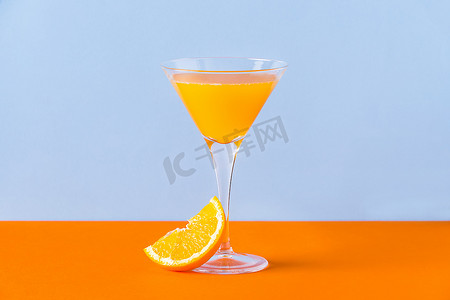 一杯橙汁，底部有一片