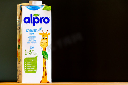 up标签摄影照片_Alpro Growing Up 饮料，以植物为基础的幼儿和婴儿奶粉。