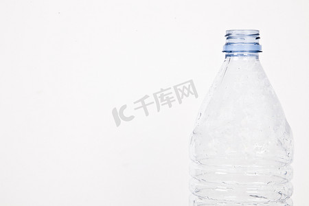 空塑料瓶摄影照片_白色背景下空塑料瓶的特写视图