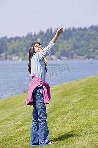 混血亚裔女孩在湖边放风筝