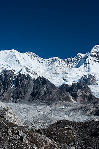 卓奥友峰附近的山峰