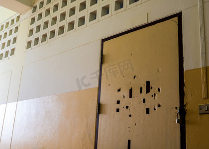 教室背景墙摄影照片_旧教室门上的破洞被锁上了