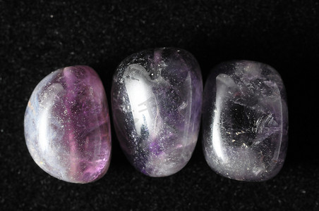 紫晶石摄影照片_护身符紫水晶石