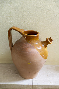 用于盛装液体的古代陶土双耳细颈瓶