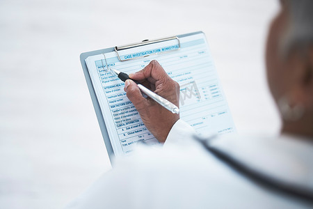 医生、手和剪贴板，用于在诊所撰写报告，包括检查、医疗文书工作或信息。