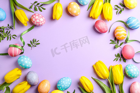 平铺构图，在彩色背景上带有复活节彩蛋、胶带和鲜花，文字空间。