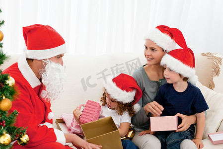 圣诞老人在客厅里给他的孩子们送礼物