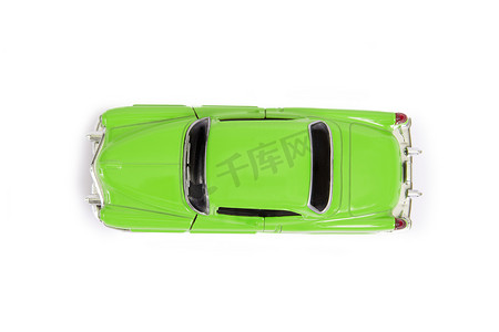 绿色交通摄影照片_复古风格的绿色模型玩具车的顶视图。