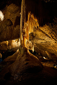 摩拉维亚喀斯特地区 Macocha 洞穴内的石灰岩地层