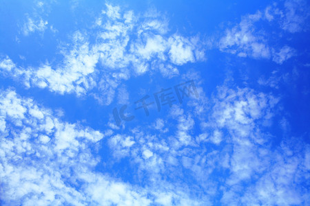 天气云朵摄影照片_小云朵