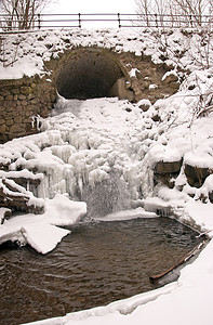 溪流水流拱形瀑布冰结冰的冬天